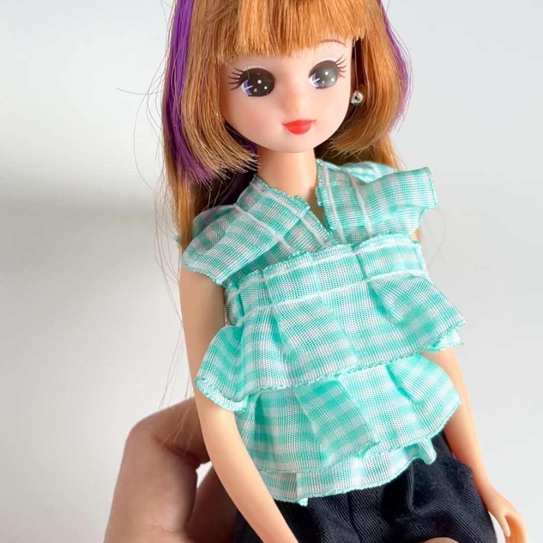 リカちゃんがリボンのドール服を着たところ