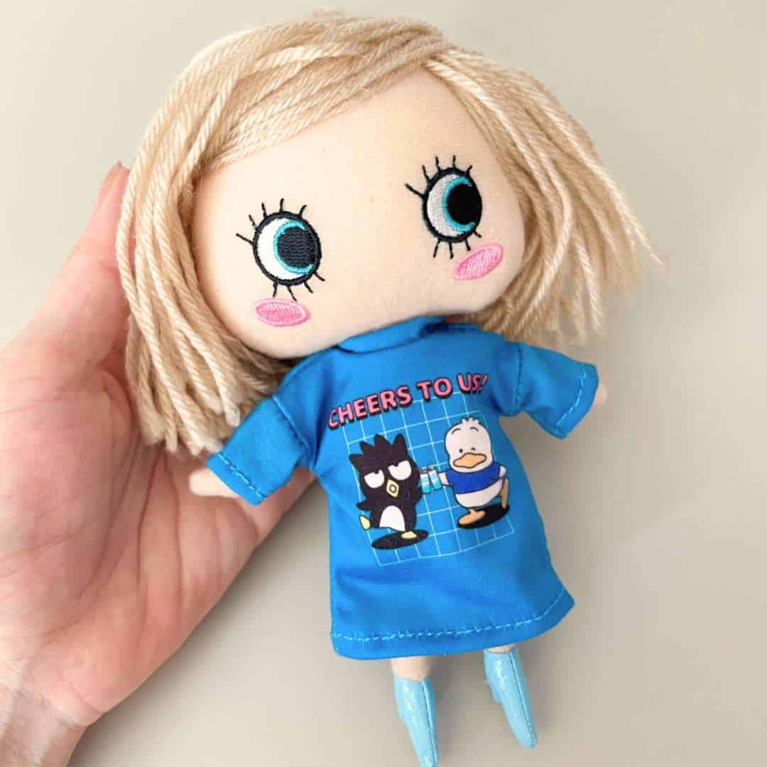 Tシャツキーホルダーをイーマリーが着用