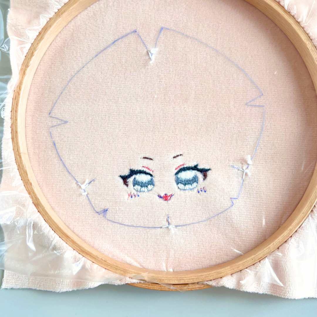 顔パーツを刺繍